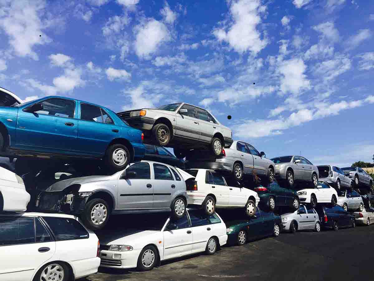 scrap-cars-stacked-up